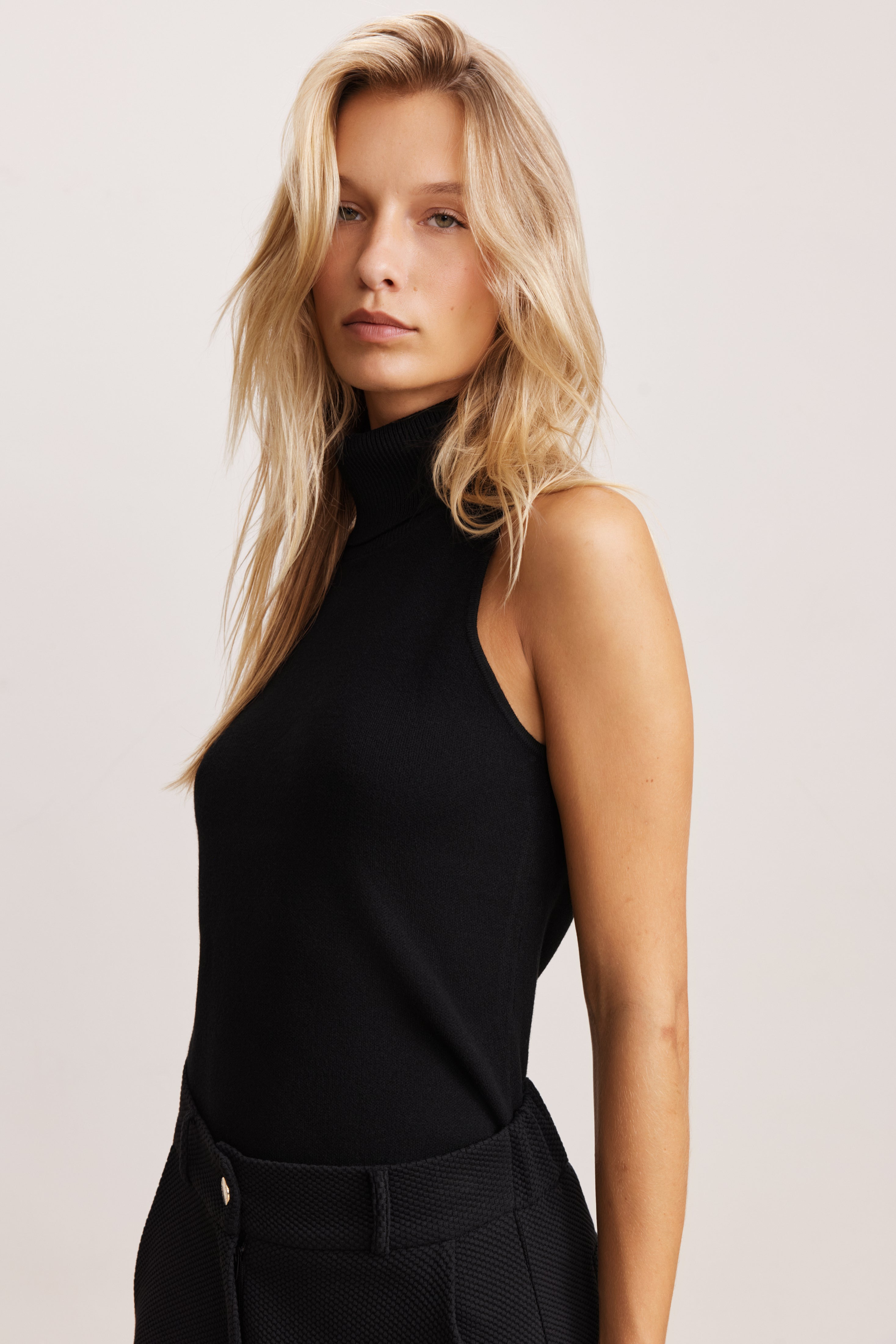 Olly Sleeveless Turtleneck - Black